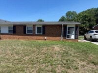 Building Photo - Adorable Duplex with New Flooring! - Lawncare Included!