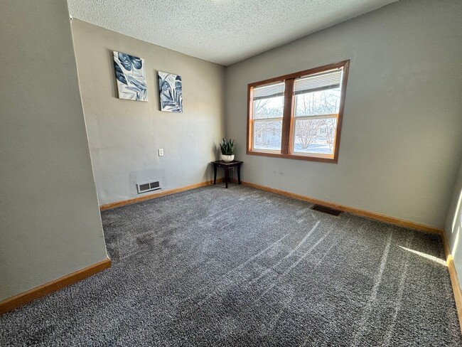 Building Photo - 2 bed, 1 bath home for rent in Waterloo