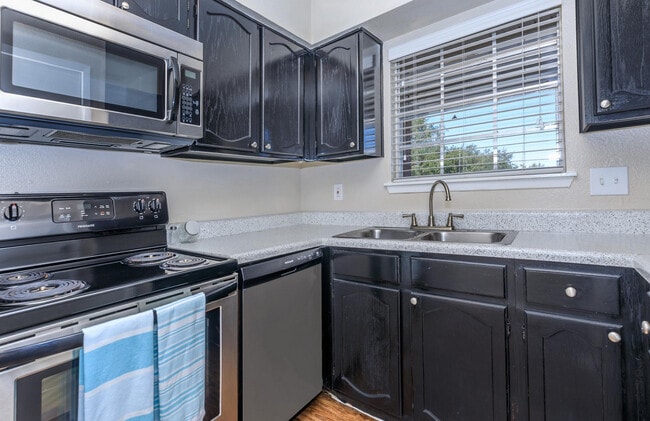 Building Photo - The Oaks of League City