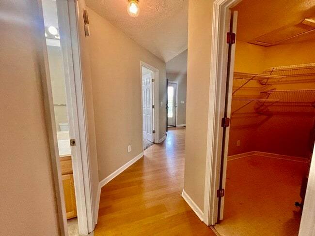 Building Photo - 180 Stone Henge Ln