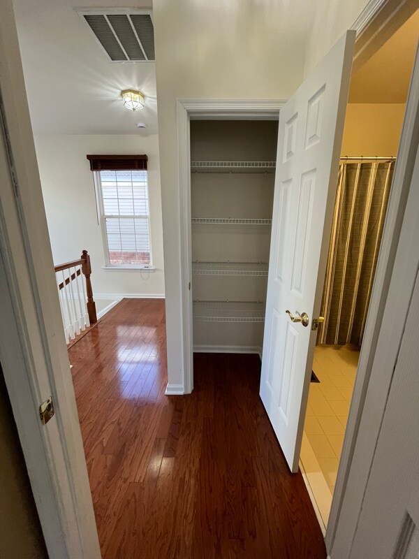 Building Photo - 43935 Hickory Corner Terrace