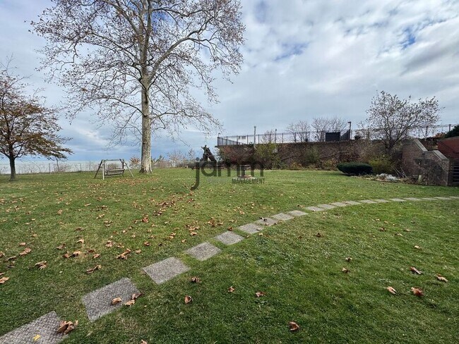 Building Photo - 11820 Edgewater Dr