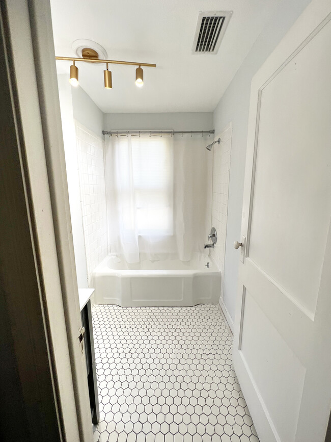 Spacious bathroom with classic features, white and bright - 1217 Landon Ave