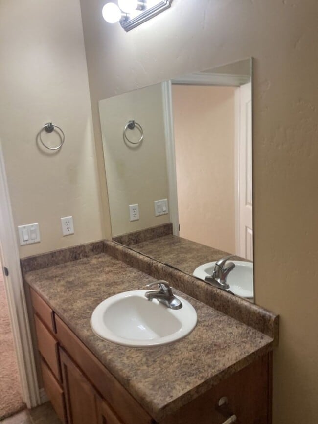 Building Photo - 3 Bed - 2 Bath, 1 Car Garage Single Level ...