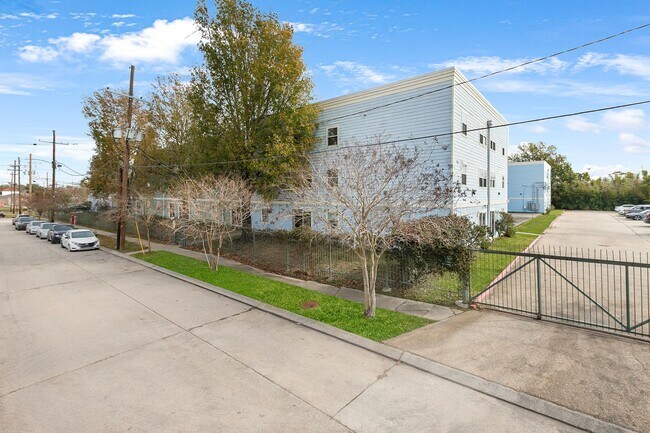 Building Photo - Beutifully Renovated 2 Bedroom in Gentilly Area