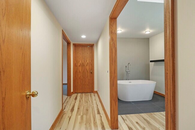 Building Photo - 150 Red Top Dr