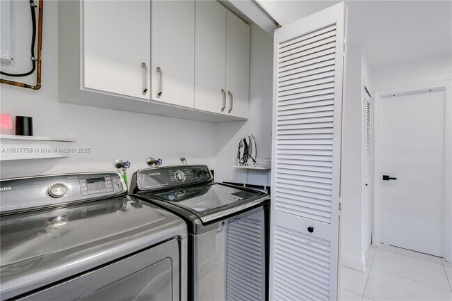 Building Photo - 1025 NW 128th Ct