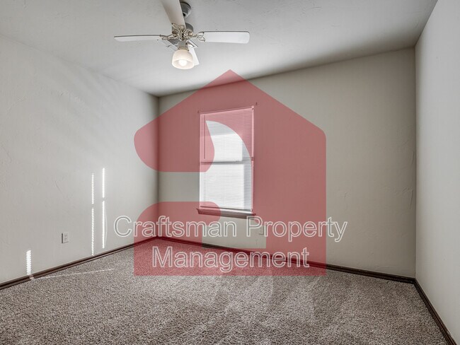 Building Photo - 2704 Silvertree Dr