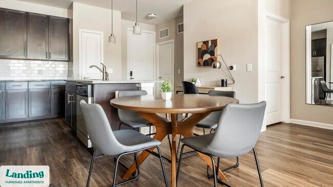 Building Photo - 915 Brentmoor Dr