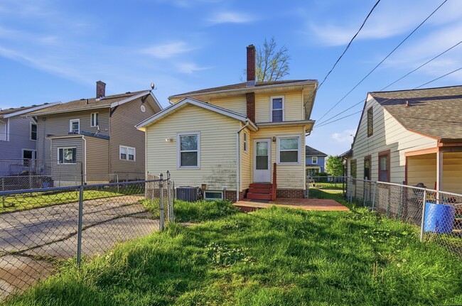 Building Photo - 1033 Forest Ave