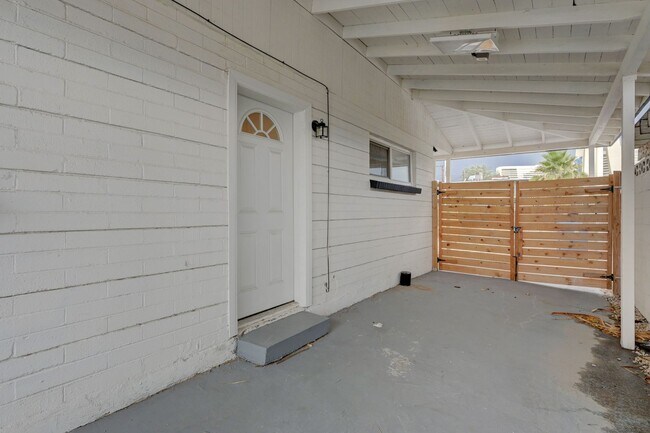 Building Photo - Fully Furnished or Unfurnished 3 BR / NO HOA