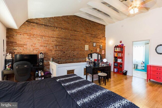 Building Photo - 535 E Girard Ave