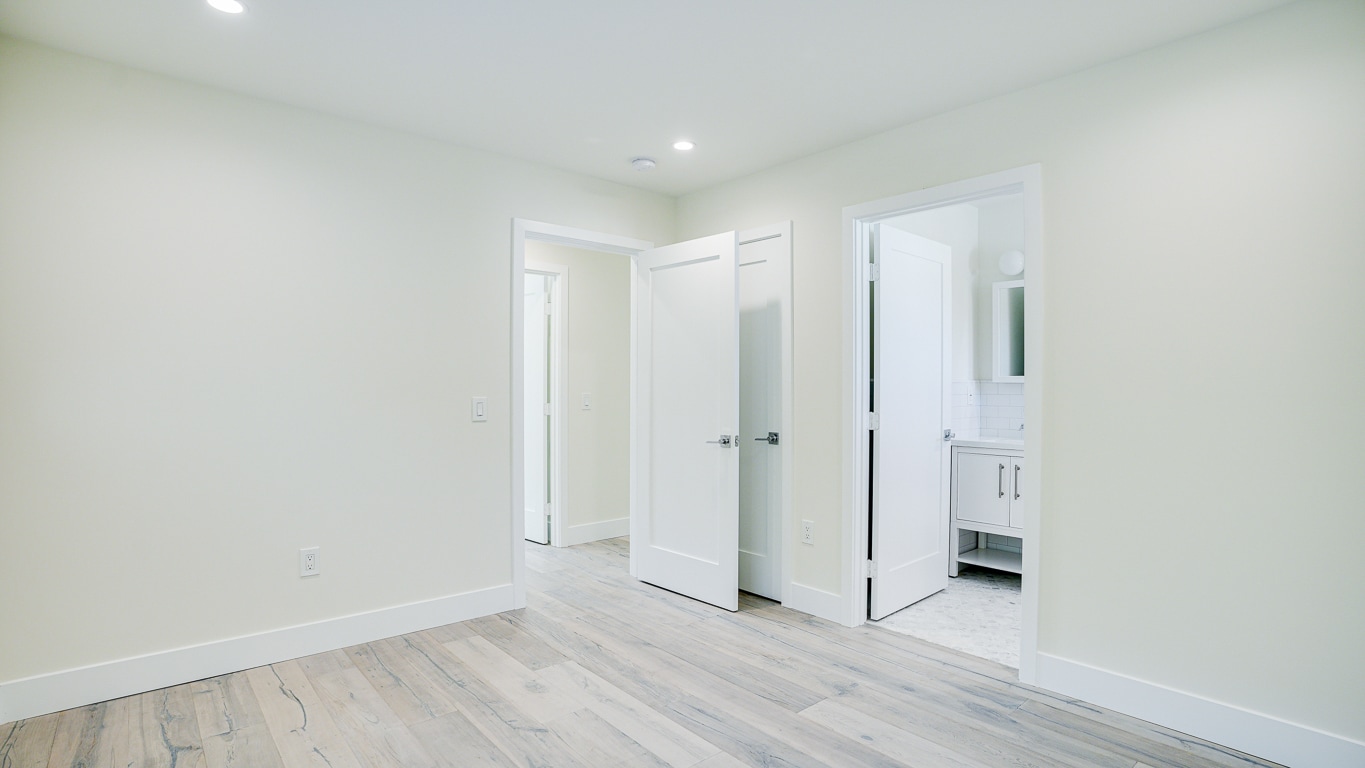 Building Photo - 3938 S Victoria Ave