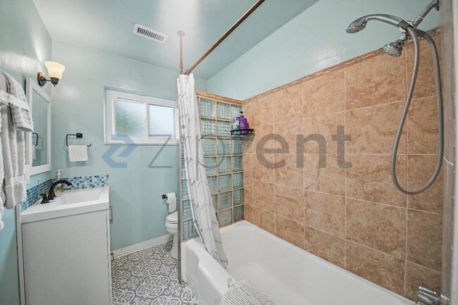 Building Photo - 445/2 E Alisal St