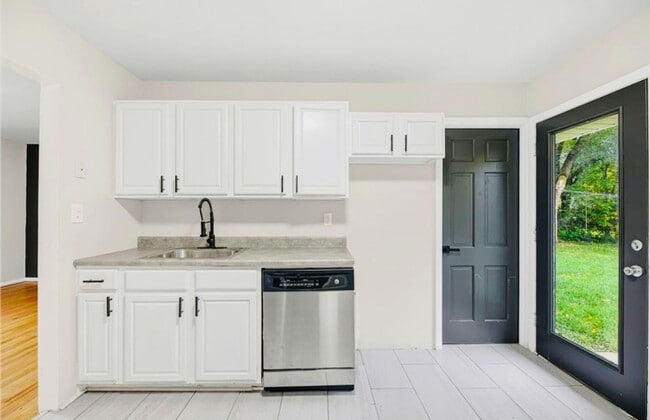 Building Photo - Stunning 3 bed 1 bath Ranch House