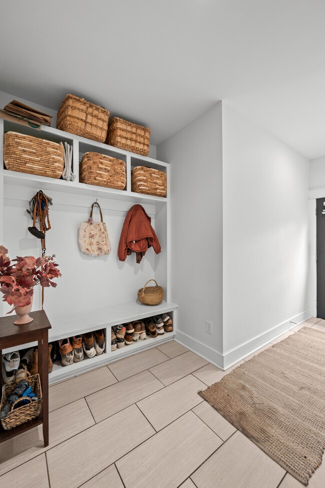 Building Photo - 1126A Cahal Ave