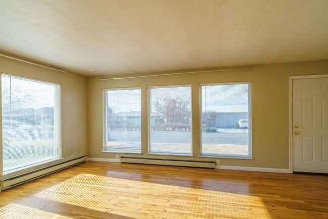 Building Photo - Updated Rambler w/ Fenced Backyard!