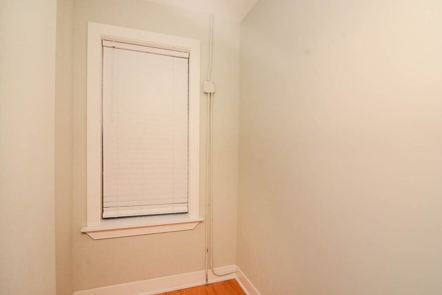 Building Photo - 4422 N Wolcott Ave