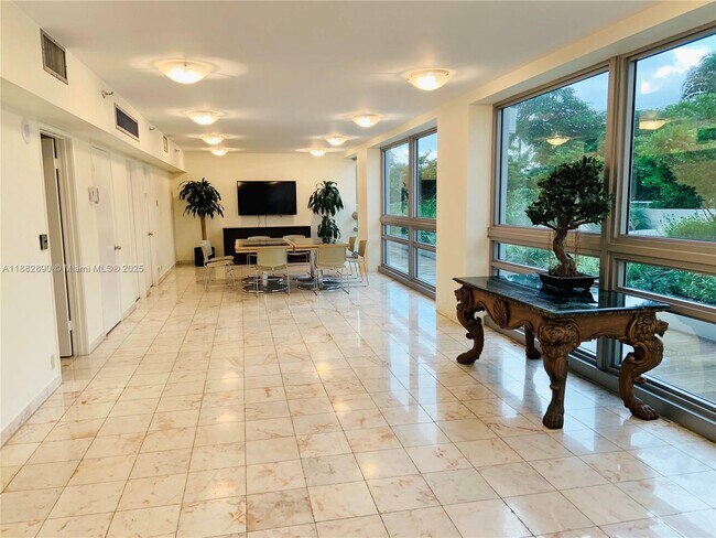 Building Photo - 1541 Brickell Ave