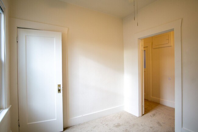 Building Photo - Gorgeous 2-Bedroom Corner Flat in 1911 Fou...