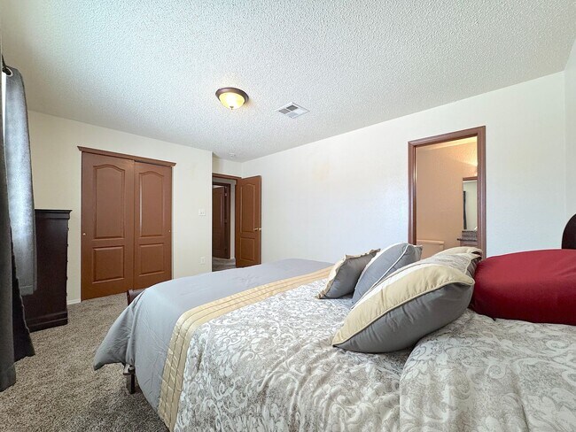 Building Photo - East El Paso 3bed/2bath Refrig A/C!