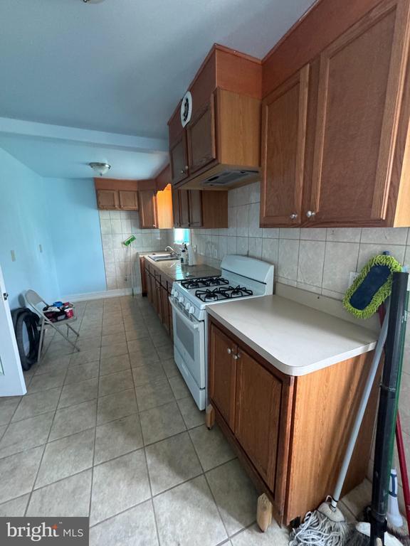 Building Photo - 332 E Broadway