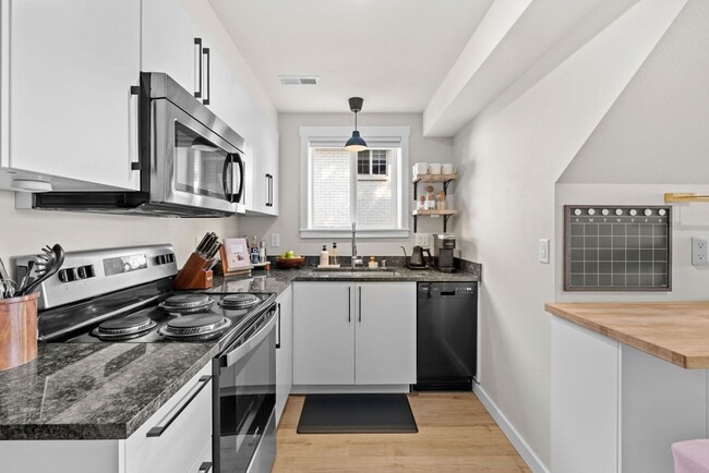 Building Photo - Savvy 1B/1B Unit B I Near Gonzaga/WSU/EWU & 5 Hospitals I Pet Friendly (Furnished)