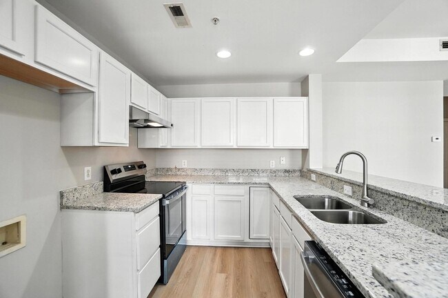 Building Photo - Uptown Condo!