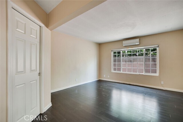 Building Photo - 1015 E Walnut Ave