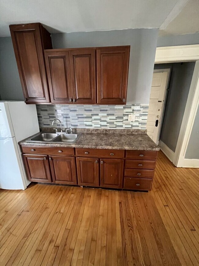 Building Photo - Bright 2 Bed / 1 Bath off Brady St | Free Laundry & Pet-Friendly
