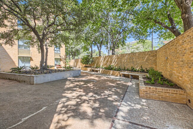 Building Photo - 1115 S Alamo St