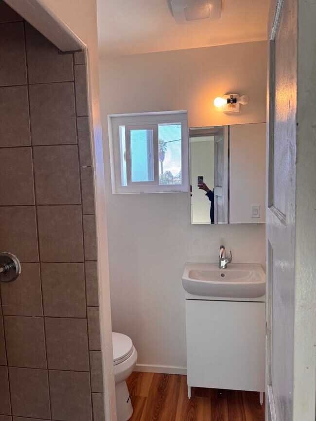 Building Photo - Studio with large private patio - Newly Re...