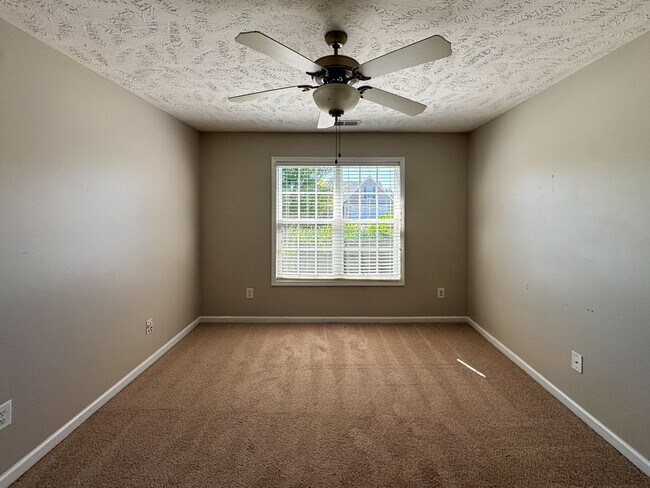 Building Photo - Lovely 4 Bed 2 Bath Home in West Gate