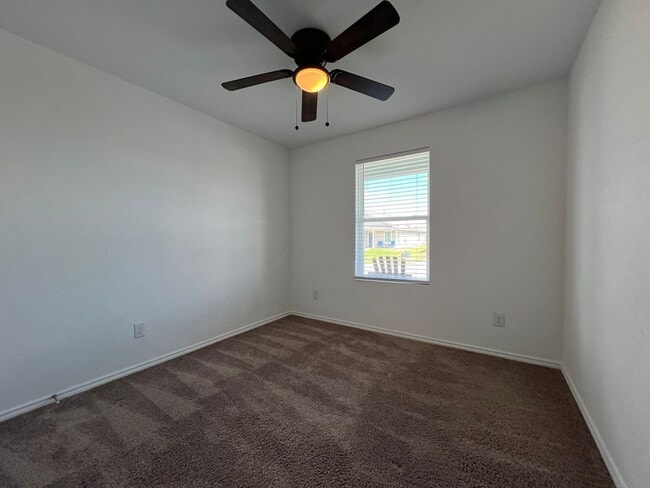 Building Photo - NEWER 4BDRM HOME IN LONDON ISD!
