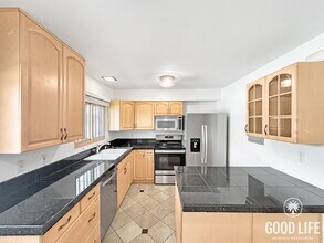 Building Photo - Beautiful 2B/1.5BA Condo W/ AC & Reserved Parking in Point Loma!