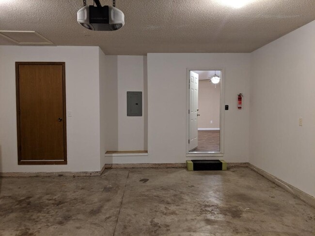 Building Photo - 528 E Redwood St