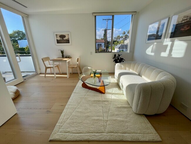 Living Room - 522 N Roxbury Dr