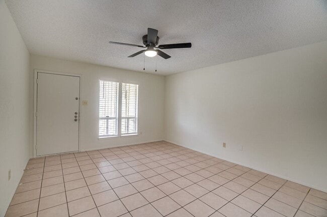 Building Photo - 10310 Little Pebble Dr