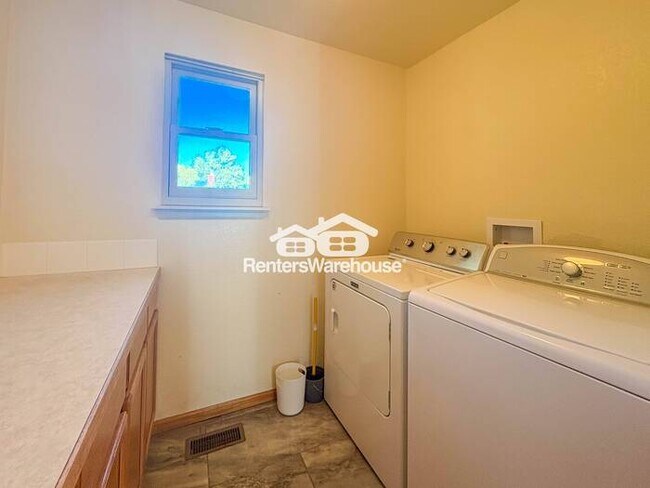 Building Photo - Available now! Stunning 4 Bed, 4 Bath Corner Lot in a Fantastic Area