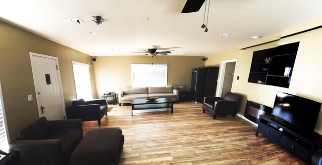 Building Photo - 3793 La Donna Ave