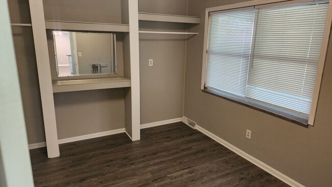 Building Photo - Large Brick Ranch near Cherokee Lake