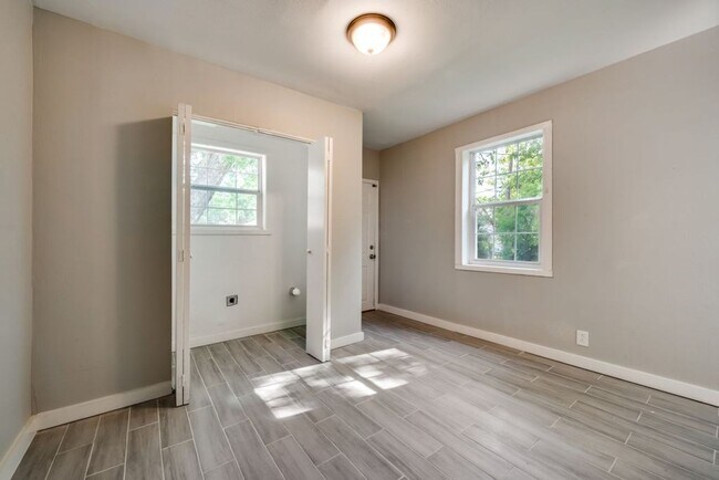 Building Photo - Freshly renovated!!! 3 Bed 1 Bath 1040 sqf...
