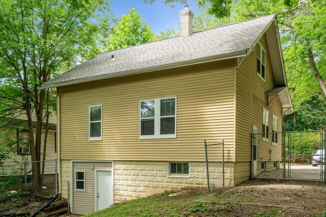 Building Photo - Cute 4 Bedroom 2 Bath Bungalow with a fenc...