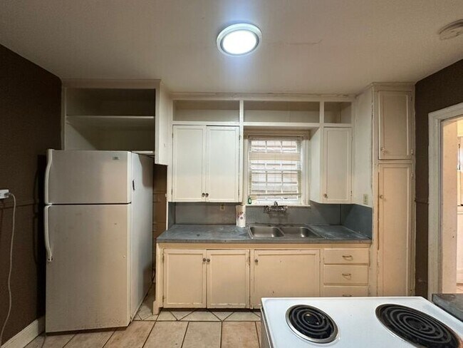Building Photo - Available Now! 2 Bedroom 1 Bath Unit in Central Tyler! *LEASE UP*