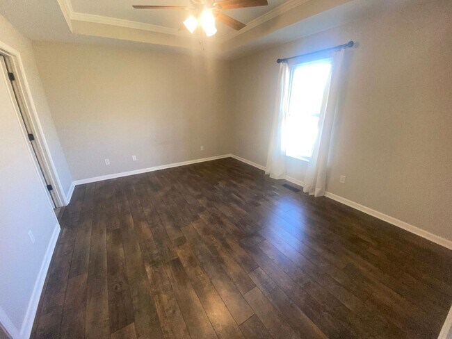 Building Photo - For Lease - 3 Bed, 2 Bath, 1232sqft Home o...