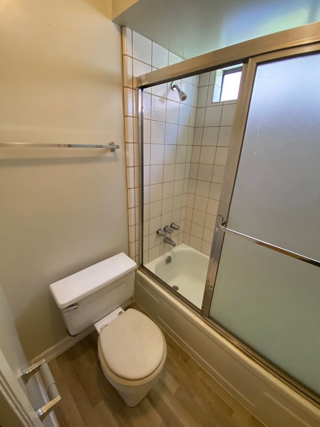 Building Photo - 2 Bedroom Condo in Gated Community!