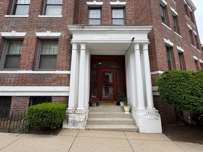 Building Photo - 130 Sutherland Rd