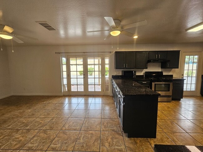Building Photo - Scottsdale - 5 bedroom, 3 bath - Remodeled...
