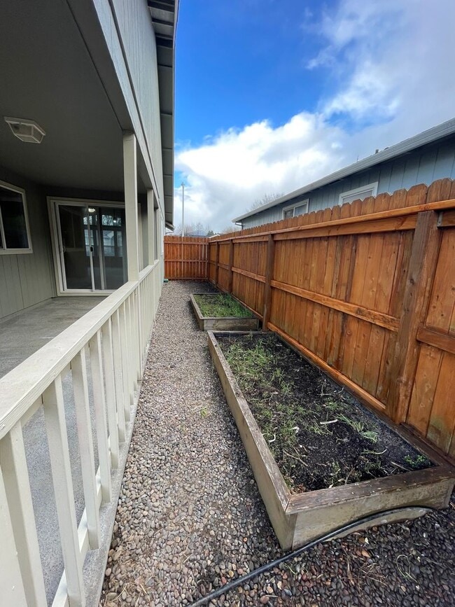 Building Photo - ***Processing Applicant***Spacious 3 bedroom, 2 bathroom home- CENTRAL POINT!
