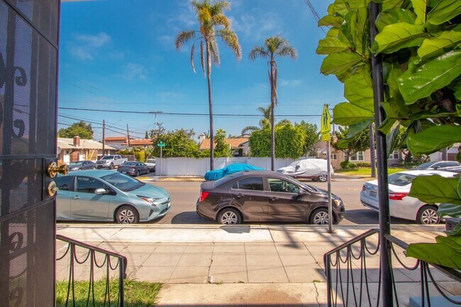 Building Photo - Charming 1 Bedroom / 1 Bath Apartment in Kensington Neighborhood w/ Garage - VACANT FOR VIEWING!